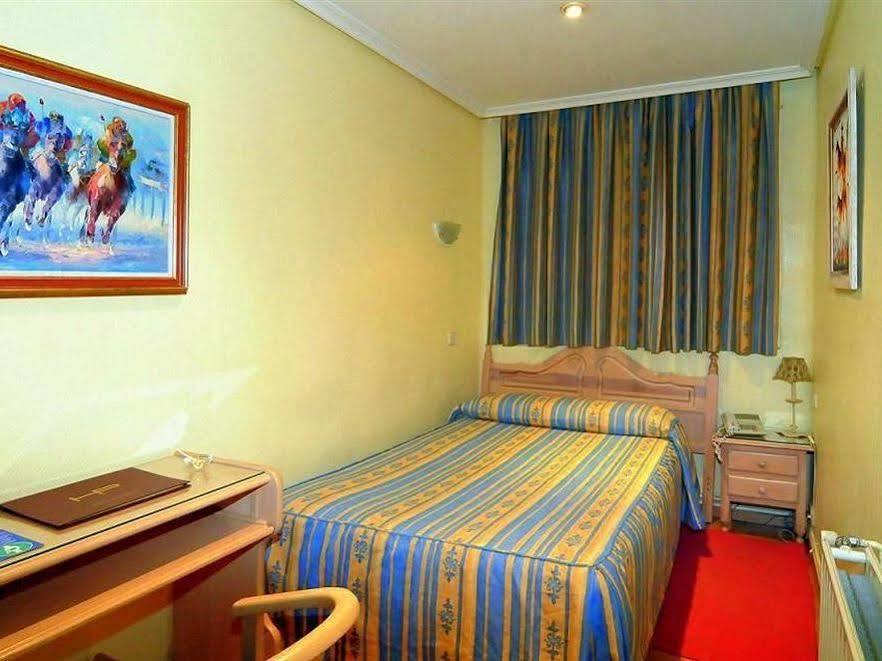 Ch Plaza D'Ort Rooms IV Мадрид Екстериор снимка